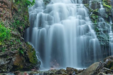 şelale göl insanlar kayalar
