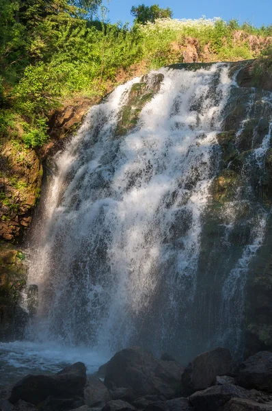 Wasserfall steinigt Gras — Stockfoto