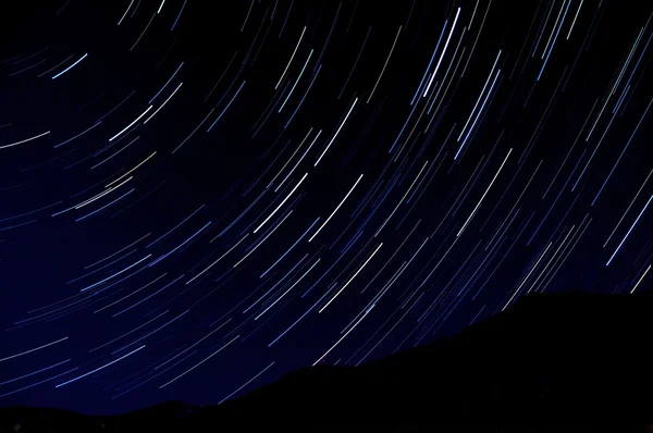 Estrela faixas espaço céu noturno — Fotografia de Stock