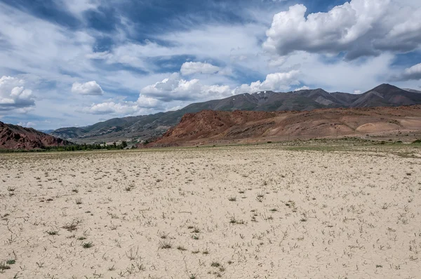 Steppe woestijn berg hemel — Stockfoto