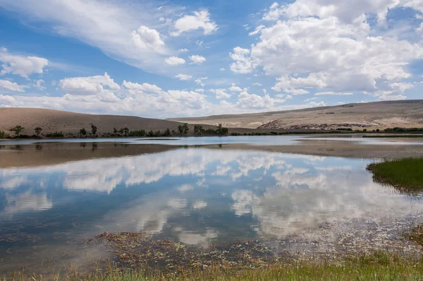 湖の草原の空の雲 — ストック写真