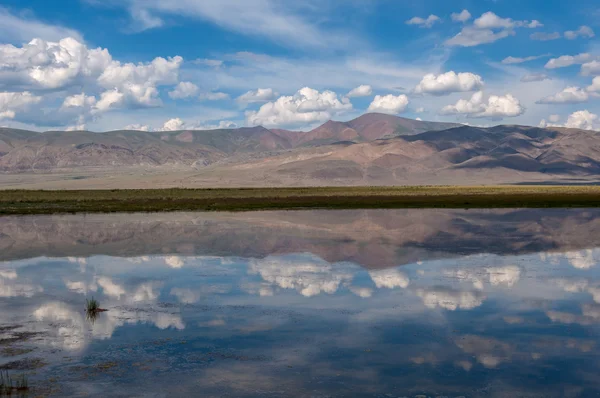 Lac montagne ciel nuages — Photo