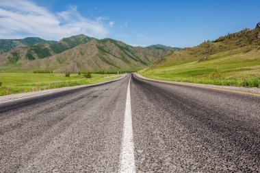 yol dağlar gökyüzü
