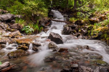 nehir dağ şelale kayalar