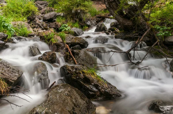 Rio montanha cachoeira rochas — Fotografia de Stock