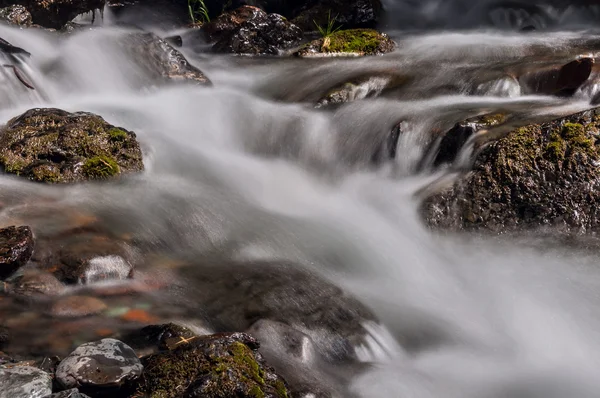 Rivier berg waterval rotsen — Stockfoto