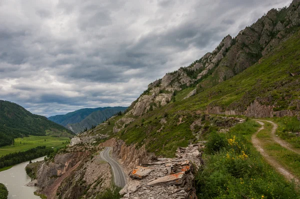 Mountain river valley road — Stock Photo, Image