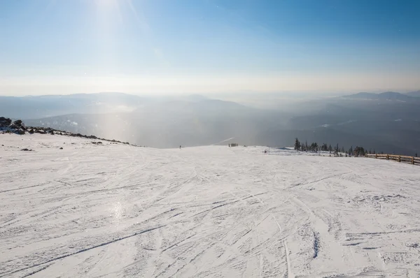 Blick von oben auf den Skihang — Stockfoto