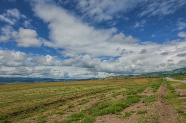 Bozkır, yatay, yol, bulutlar ve gökyüzü