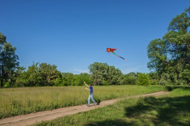 Uçan uçurtma ile genç bir adam