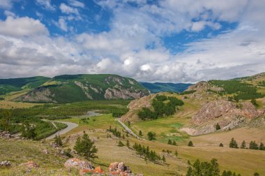 Dağ Vadisi, orman, nehir, yol, mavi gökyüzü ve bulutlar