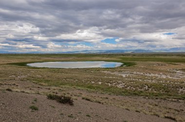 Bozkır Dağları nın zemin karşı küçük bir göl