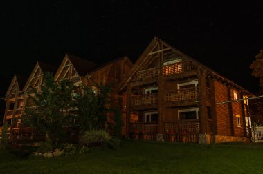 Modern ahşap otel geceleri dağlarda