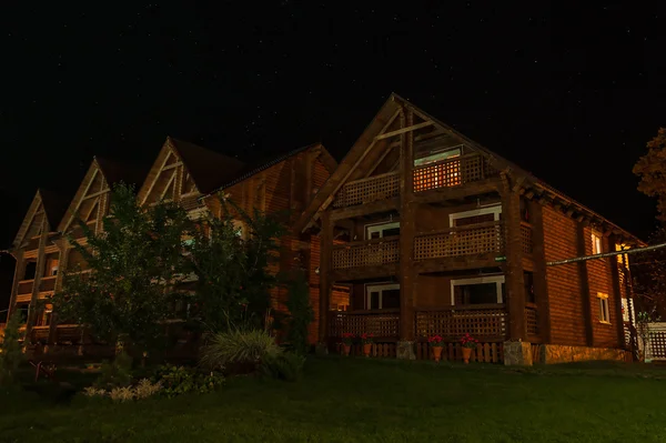 Modernes Holzhotel in den Bergen bei Nacht — Stockfoto