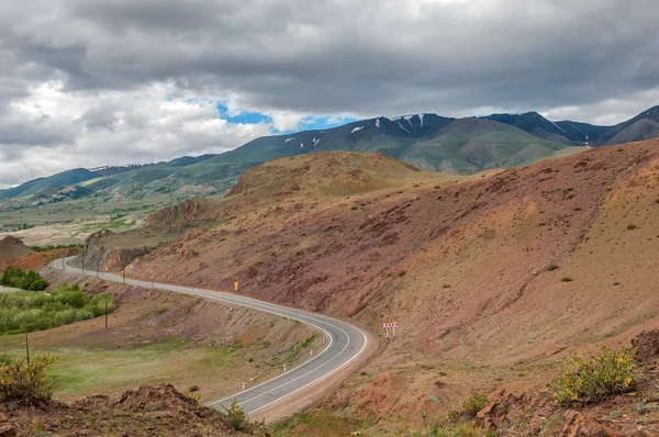 Dağlar, kayalar, kırmızı taşlar, yol, peyzaj — Stok fotoğraf