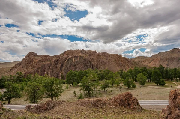 Dağlar, kayalar, kırmızı taşlar, yol, peyzaj, ağaçlar — Stok fotoğraf