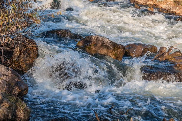 Cachoeira rio rochas água — Fotografia de Stock