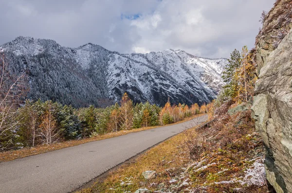 Dağlar ilk kar sonbahar yol — Stok fotoğraf