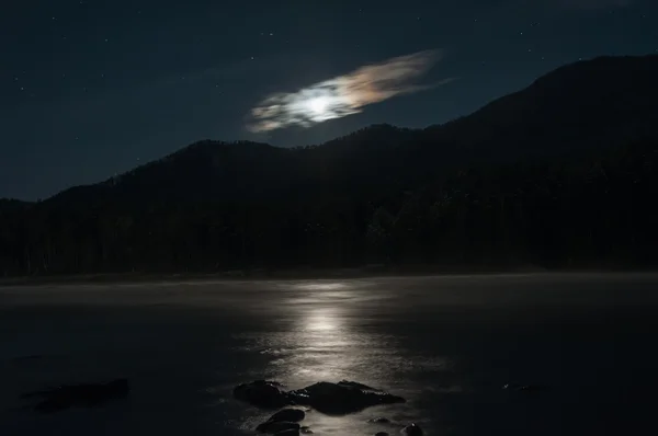 Gece ay Nehri Dağ yıldız bulutlar manzara