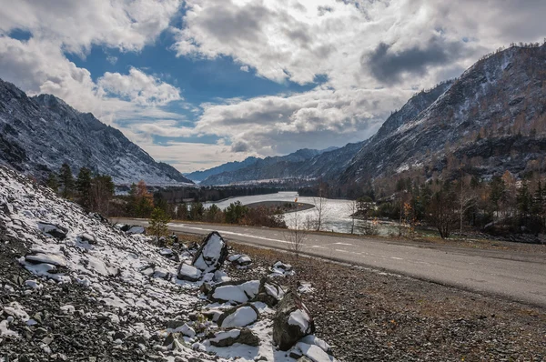 Mountain snow river road sky hösten — Stockfoto