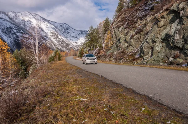 Auto fahren Straße Berge Schnee Herbst — Stockfoto