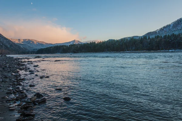 Rivière montagne crépuscule coucher de soleil — Photo