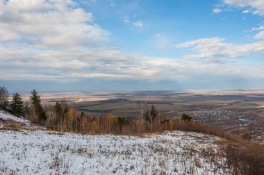Havadan görünümü Orman Köyleri alanları sonbahar kar