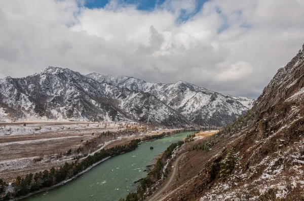 Bergfluss erster Schnee Herbst — Stockfoto