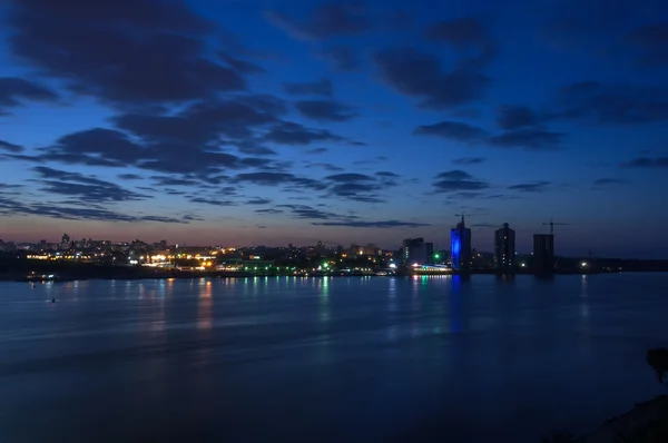 Cidade noturna luzes do rio — Fotografia de Stock