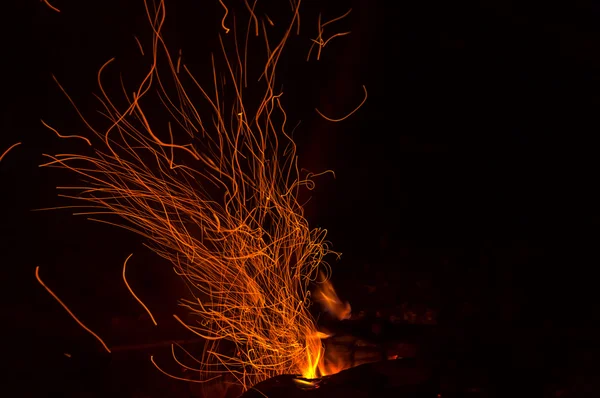 Lagerfeuer lodert Feuerfunken — Stockfoto