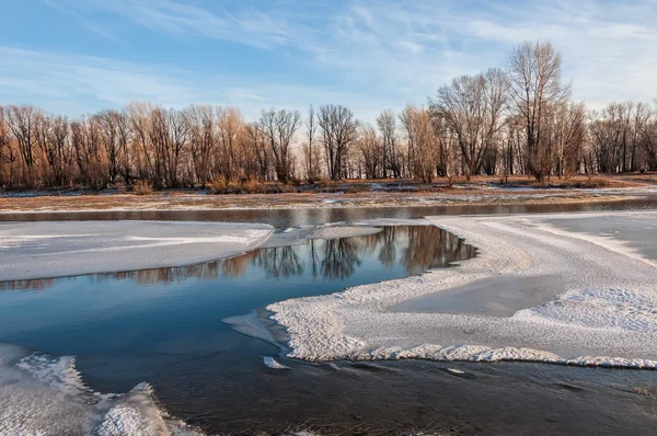 Riflessione ghiaccio acqua del fiume — Foto Stock