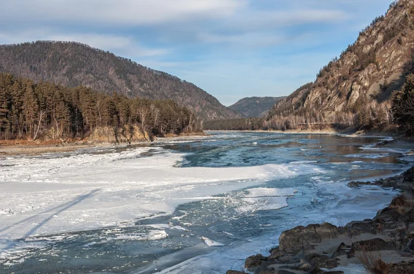 川の山の水の氷 — ストック写真