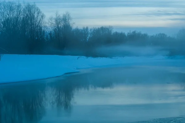 Soumrak řeka ledová mlha — Stock fotografie