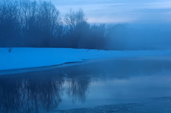 Brouillard de glace de rivière crépusculaire — Photo