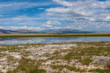 Göl bozkır gökyüzü dağlar bulutlar 