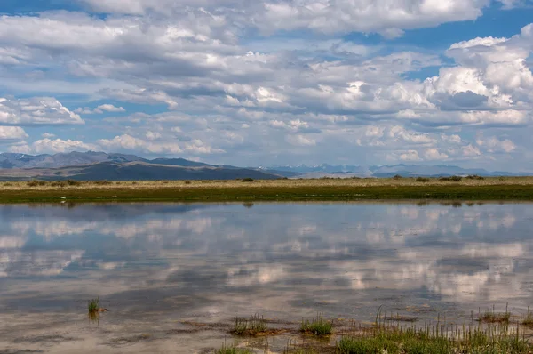 Lac steppe ciel montagnes nuages — Photo