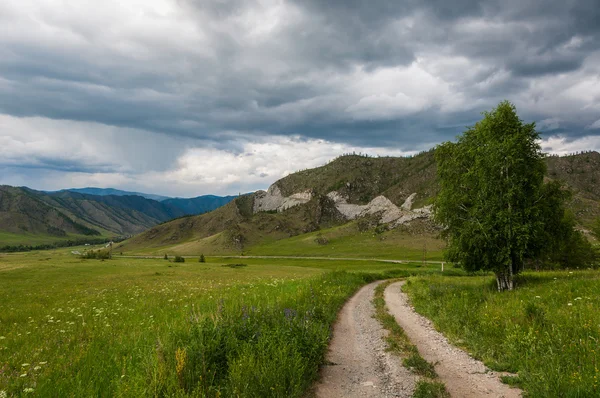 Dağ Vadisi çayır yol bulutlar — Stok fotoğraf