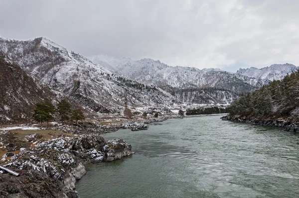 Dağ nehir ilk kar kış — Stok fotoğraf