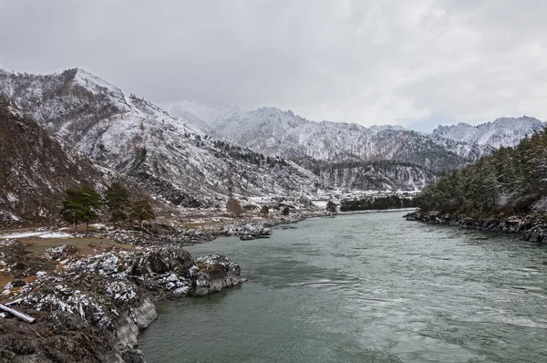 Montaña río primera nieve invierno —  Fotos de Stock