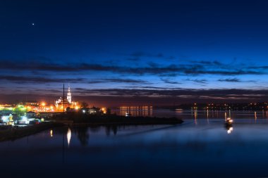Şehir gece ışıklar Nehri