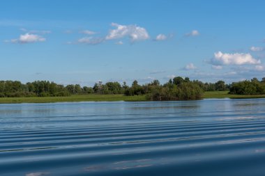Göl yansıma bulutlar gökyüzü ağaçlar
