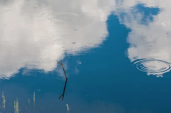 Streszczenie Tło Naturalne Wody Jeziora Refleksje Niebo Chmury Kręgi Wodzie — Zdjęcie stockowe