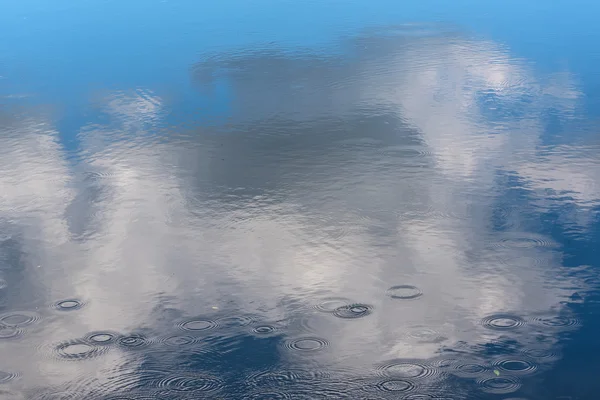 Su yansıma bulutlar gökyüzü arka plan — Stok fotoğraf