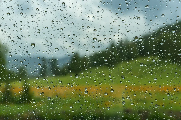 Gotas de agua ventana lluvia coche Fotos de stock