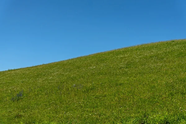 Bergen kullar himlen äng — Stockfoto