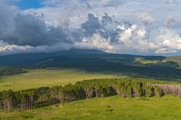 Montanha vale floresta céu — Fotografia de Stock