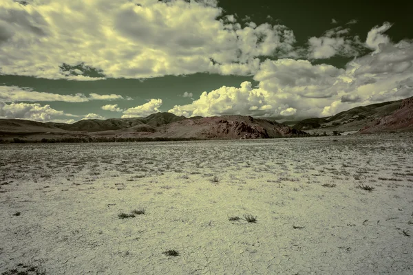 Estepe deserto céu de montanha infravermelho — Fotografia de Stock