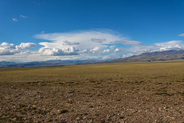 Montanhas estepe céu nuvens — Fotografia de Stock