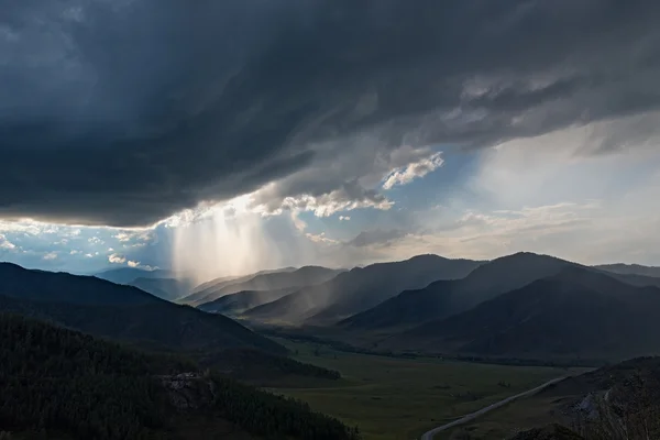 Montagne vallée ciel nuages tempête — Photo