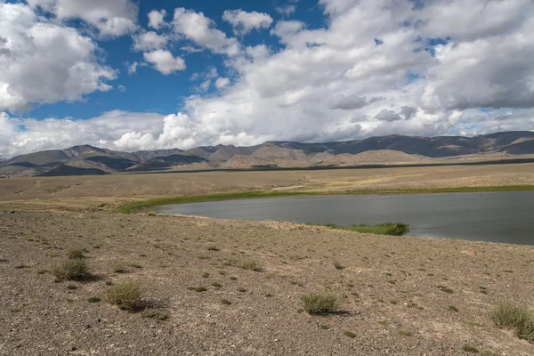 Lago steppa cielo nuvole montagne — Foto Stock